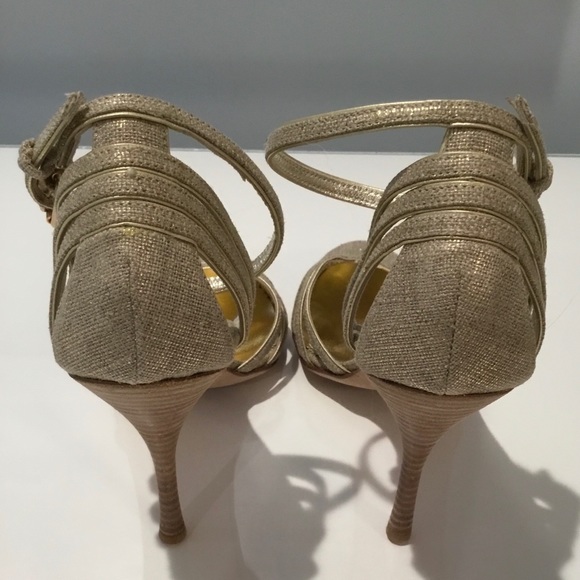 BCBG MAXAZRIA METALLIC GOLD LINEN STACKED HEELS 7 - Picture 5 of 13